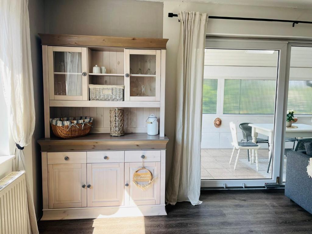 Gemütliches Wohnzimmer in der Fewo Krabbe